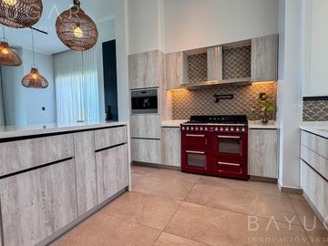Venta - Casa con Estilo Moderno - Barrio Pilar Golf Club