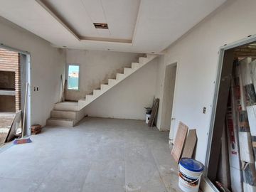 VENTA/PERMUTA - Casa - 2 dormitorios - Cochera - Tierra de Sueños, Roldán.