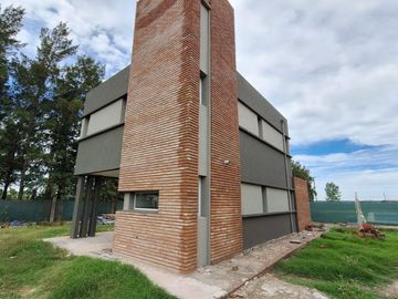 VENTA/PERMUTA - Casa - 2 dormitorios - Cochera - Tierra de Sueños, Roldán.