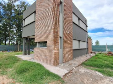 VENTA/PERMUTA - Casa - 2 dormitorios - Cochera - Tierra de Sueños, Roldán.