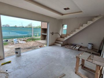 VENTA/PERMUTA - Casa - 2 dormitorios - Cochera - Tierra de Sueños, Roldán.