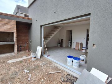 VENTA/PERMUTA - Casa - 2 dormitorios - Cochera - Tierra de Sueños, Roldán.