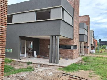 VENTA/PERMUTA - Casa - 2 dormitorios - Cochera - Tierra de Sueños, Roldán.