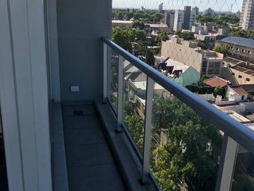 Espectacular Semi-Piso de 3 ambientes  con cochera en torre de lujo sobre esquina. Banfield E.-
