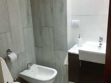 Espectacular Semi-Piso de 3 ambientes  con cochera en torre de lujo sobre esquina. Banfield E.-