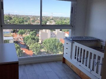 Espectacular Semi-Piso de 3 ambientes  con cochera en torre de lujo sobre esquina. Banfield E.-