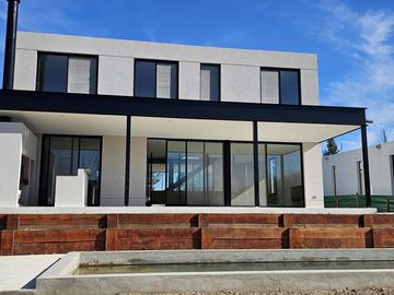 Casa en El Naudir en venta a estrenar con pileta 3 dormitorios y escritorio 6593