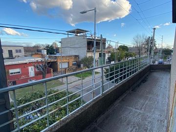 Venta de ph de 3 ambientes con balcón, patio y terraza en Wilde