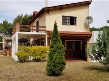 Casa en venta - 3 dormitorios 1 baño - cochera patio parrilla - 500mts2 - Nueva Atlantis