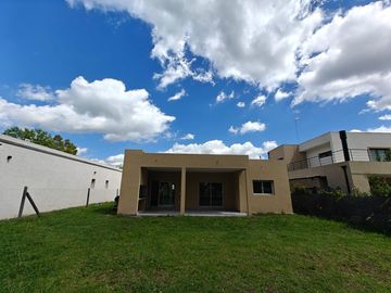 Casa en Santa Lucia Pilar del Este