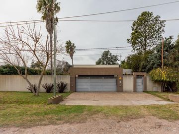 VENTA/PERMUTA - Casa 3 dormitorios con parque y pileta - Roldán, Santa Fe.