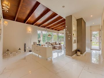 VENTA/PERMUTA - Casa 3 dormitorios con parque y pileta - Roldán, Santa Fe.