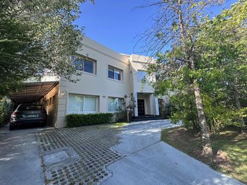 Gran Casa en La Alameda Nordelta en alquiler anual 9 ambientes