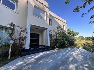 Gran Casa en La Alameda Nordelta en alquiler anual 9 ambientes