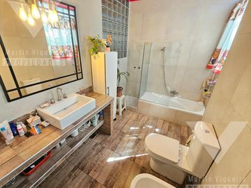 PH de 4 ambientes en Barracas. Balcón al frente, patio y terraza de uso exclusivo.
