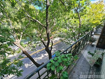 PH de 4 ambientes en Barracas. Balcón al frente, patio y terraza de uso exclusivo.