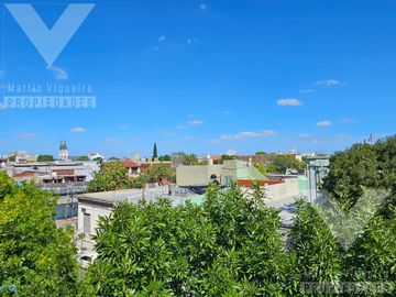 PH de 4 ambientes en Barracas. Balcón al frente, patio y terraza de uso exclusivo.