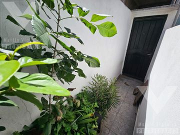 PH de 4 ambientes en Barracas. Balcón al frente, patio y terraza de uso exclusivo.