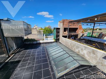 PH de 4 ambientes en Barracas. Balcón al frente, patio y terraza de uso exclusivo.