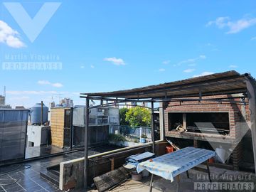 PH de 4 ambientes en Barracas. Balcón al frente, patio y terraza de uso exclusivo.