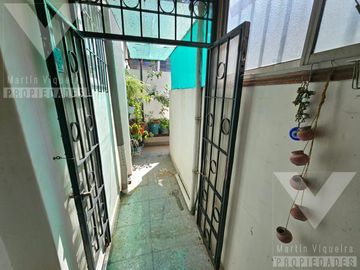 PH de 4 ambientes en Barracas. Balcón al frente, patio y terraza de uso exclusivo.