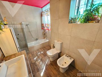 PH de 4 ambientes en Barracas. Balcón al frente, patio y terraza de uso exclusivo.