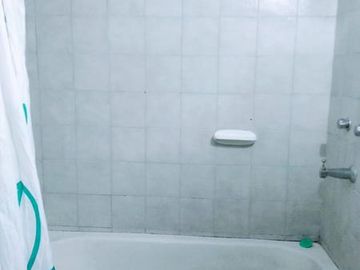 Casa de 2 dormitorios sobre gran lote. - Banfield Este