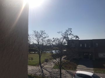Casa en EL Canton Norte a la Laguna PG a estrenar con piscina