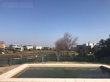 Casa en EL Canton Norte a la Laguna PG a estrenar con piscina