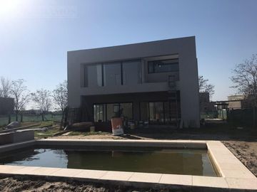 Casa en EL Canton Norte a la Laguna PG a estrenar con piscina