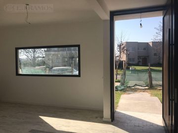 Casa en EL Canton Norte a la Laguna PG a estrenar con piscina