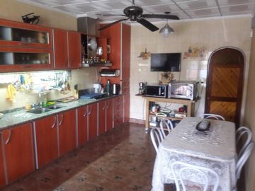 Casa en venta - 2 Dormitorios 2 Baños 1 Cochera - 400Mts2 - Hurlingham