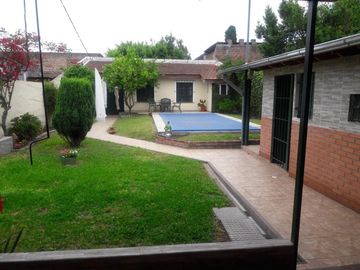 Casa en venta - 2 Dormitorios 2 Baños 1 Cochera - 400Mts2 - Hurlingham