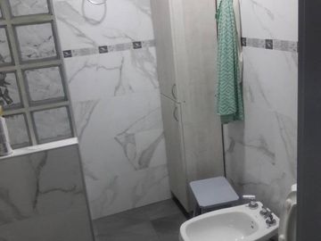 Casa en venta - 2 Dormitorios 2 Baños 1 Cochera - 400Mts2 - Hurlingham