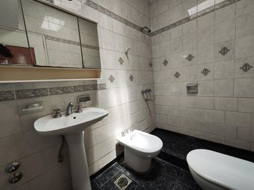 Venta Casa 4 Dormitorios Jardin Cochera