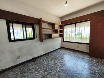 Venta Casa 4 Dormitorios Jardin Cochera