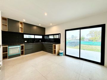 ¡Hermosa casa a estrenar en Santa Elena - Pilar del Este!