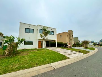 ¡Hermosa casa a estrenar en Santa Elena - Pilar del Este!