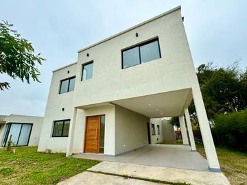 ¡Hermosa casa a estrenar en Santa Elena - Pilar del Este!