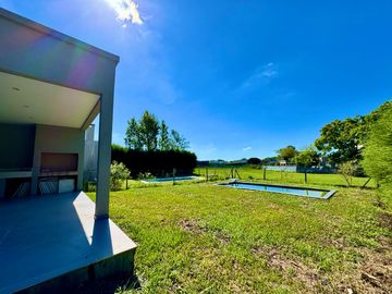 ¡Hermosa casa a estrenar en Santa Elena - Pilar del Este!
