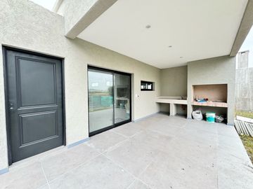 ¡Hermosa casa a estrenar en Santa Elena - Pilar del Este!