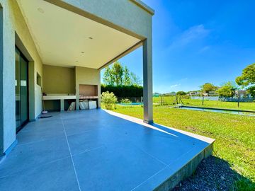 ¡Hermosa casa a estrenar en Santa Elena - Pilar del Este!