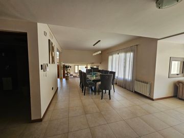 Casa en zona colegio Bilingue