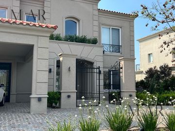 Casa en Venta en El Yacht, Nordelta con salida al río