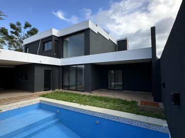 Se vende Casa en Barrio Privado Panambí