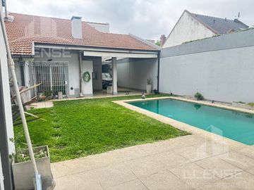 Casa 4 Ambientes con piscina en Venta - Quilmes