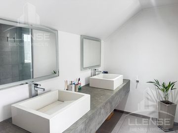 Casa 4 Ambientes con piscina en Venta - Quilmes