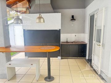 Casa 4 Ambientes con piscina en Venta - Quilmes