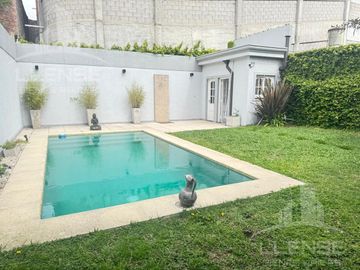 Casa 4 Ambientes con piscina en Venta - Quilmes