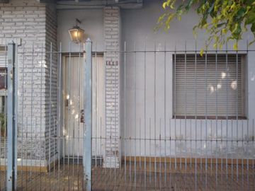 Casa de 2 dorm y fondo libre. Lote 8.66 x 23.66mts.-Banfield E.